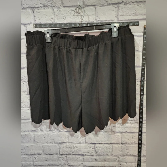 Make Me Chic black shorts with ruffle waist and scalloped hem Size 4X NEW - Picture 2 of 5